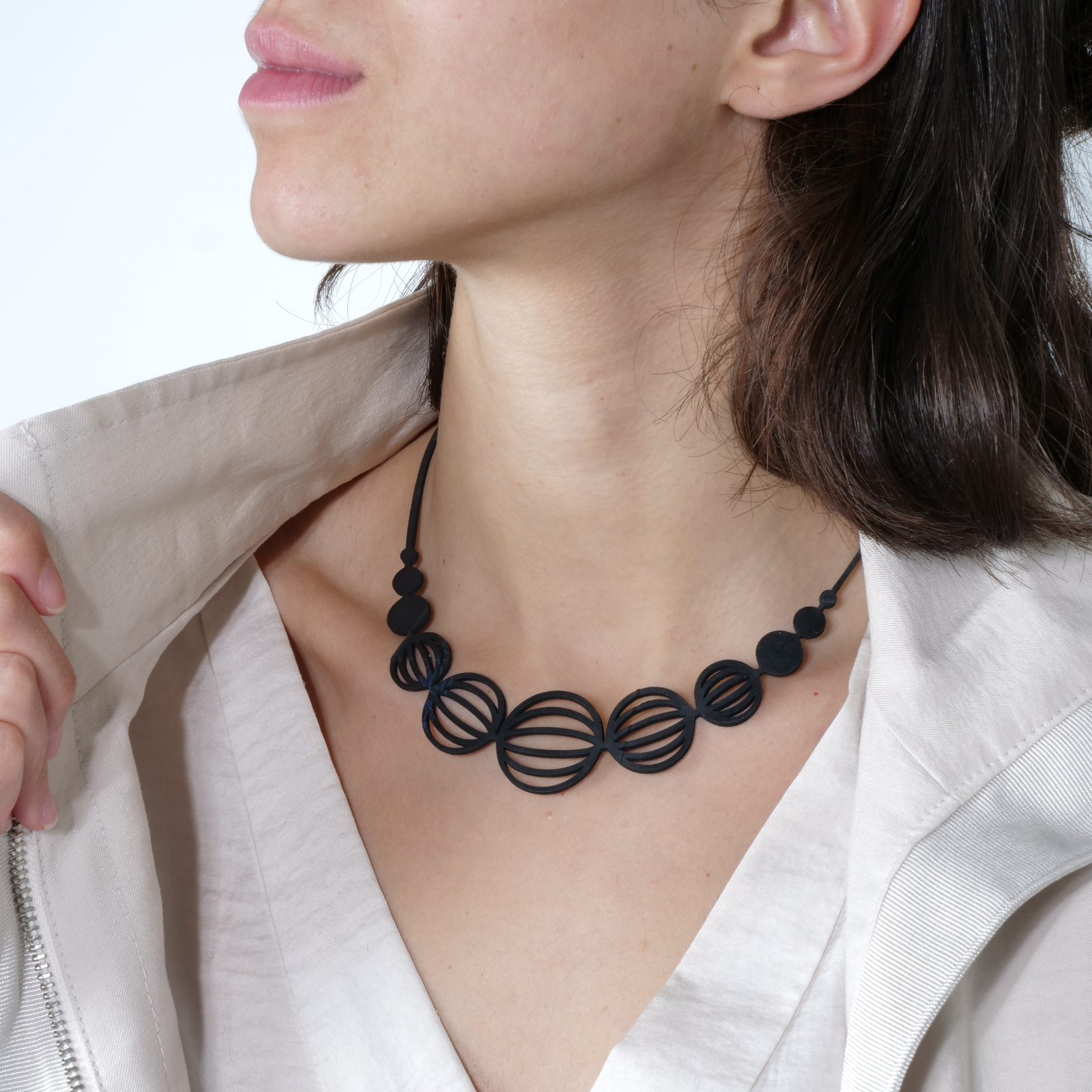 Collier "211 km" en matériaux recyclés par OTRA